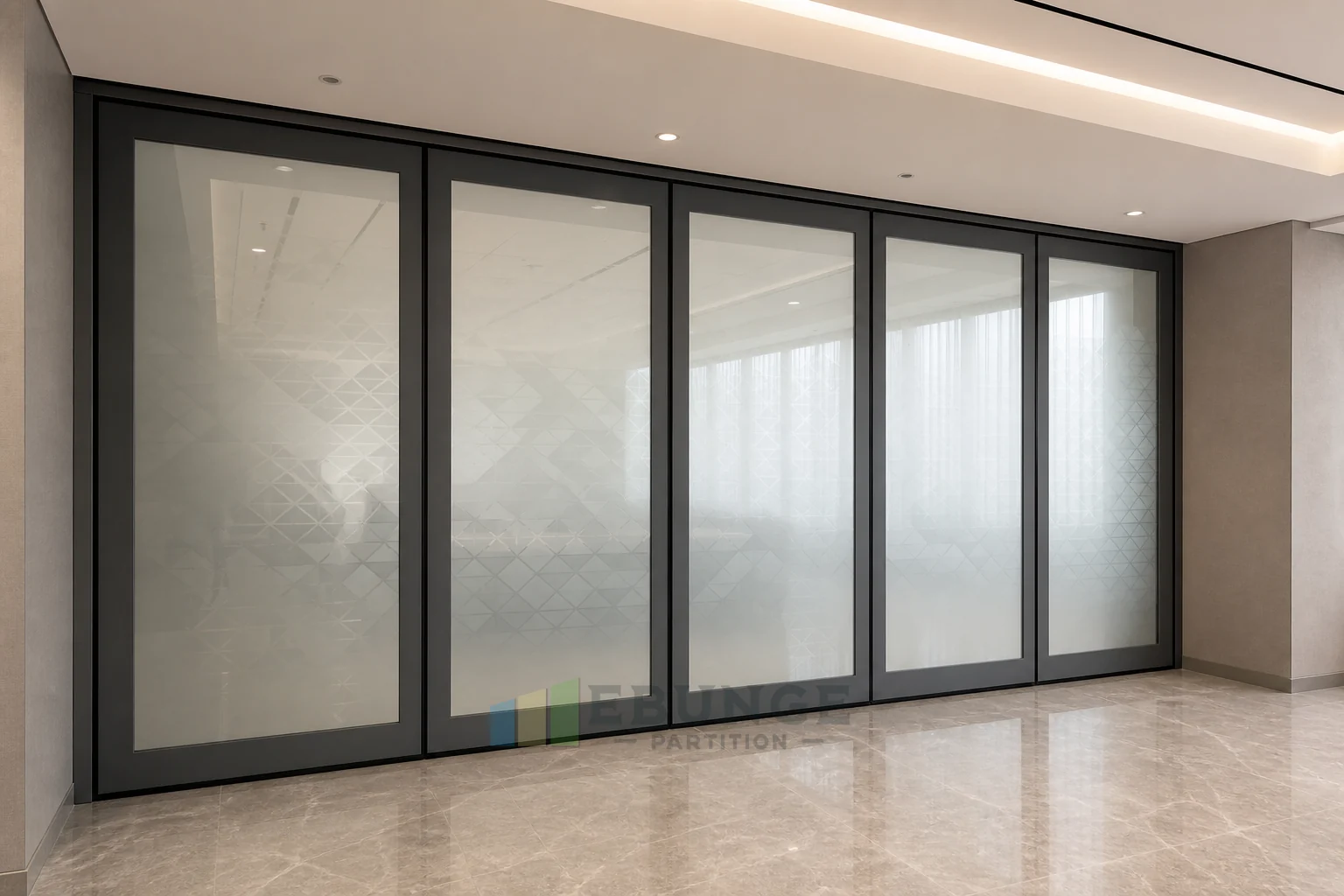 Paredes de vidrio móviles para presentación de suites de hospitalidad deportiva y salas de demostración — concepto explicativo de pared de vidrio móvil EBUNGE para aplicación interior alternativa