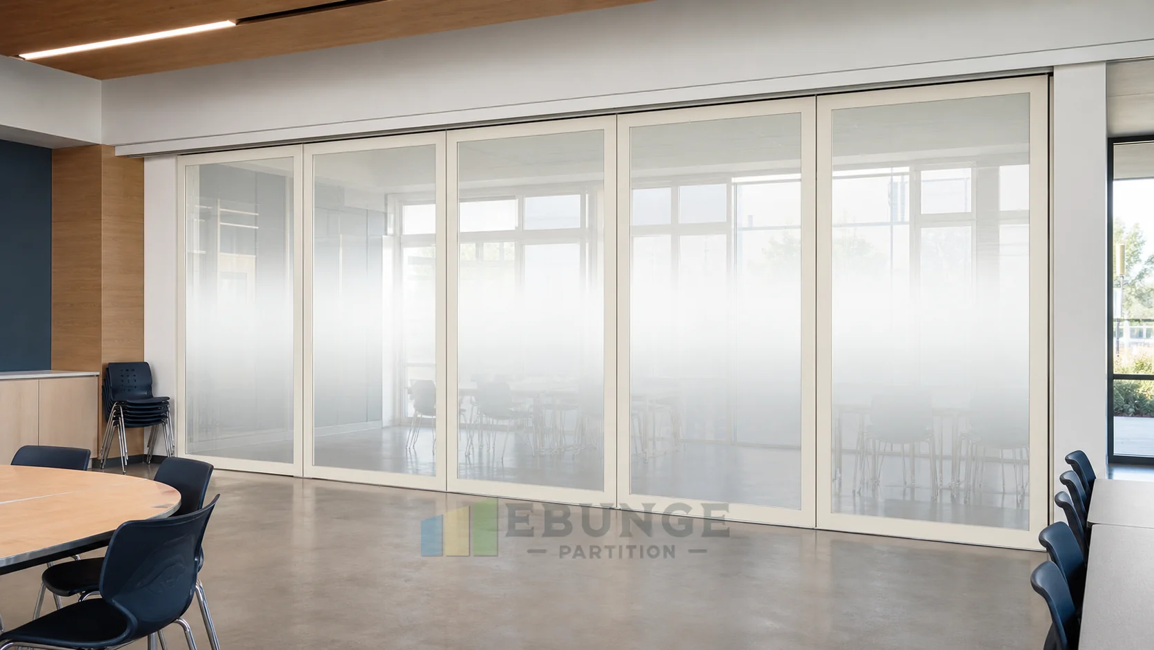 Protección del acabado blanco cálido en aulas escolares durante la instalación de paredes de vidrio móviles — vista de la aplicación de apertura, concepto explicativo de pared de vidrio móvil EBUNGE