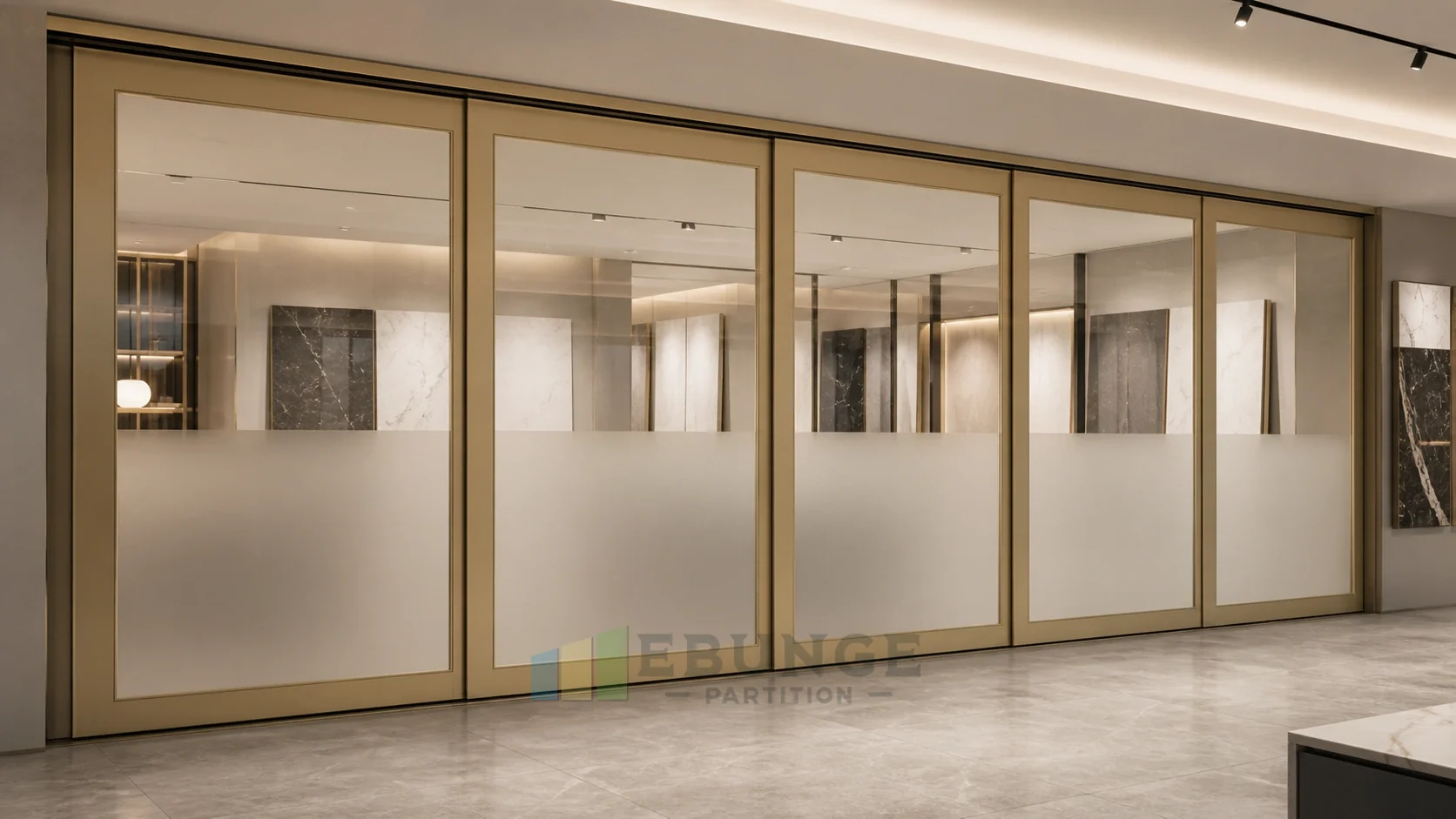 Marcos color champán para showrooms de diseño en interiores con paredes de vidrio móviles — vista de aplicación de apertura, concepto explicativo EBUNGE de pared de vidrio móvil
