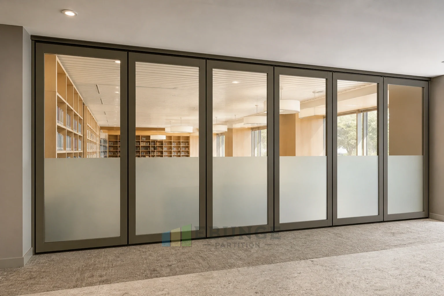 Cómo sellan las paredes de vidrio móviles suspendidas superiormente sin riel de piso — concepto explicativo de pared de vidrio móvil EBUNGE para aplicación interior alternativa