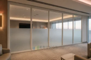 Cómo preparar los retornos de muro para una pared de vidrio móvil