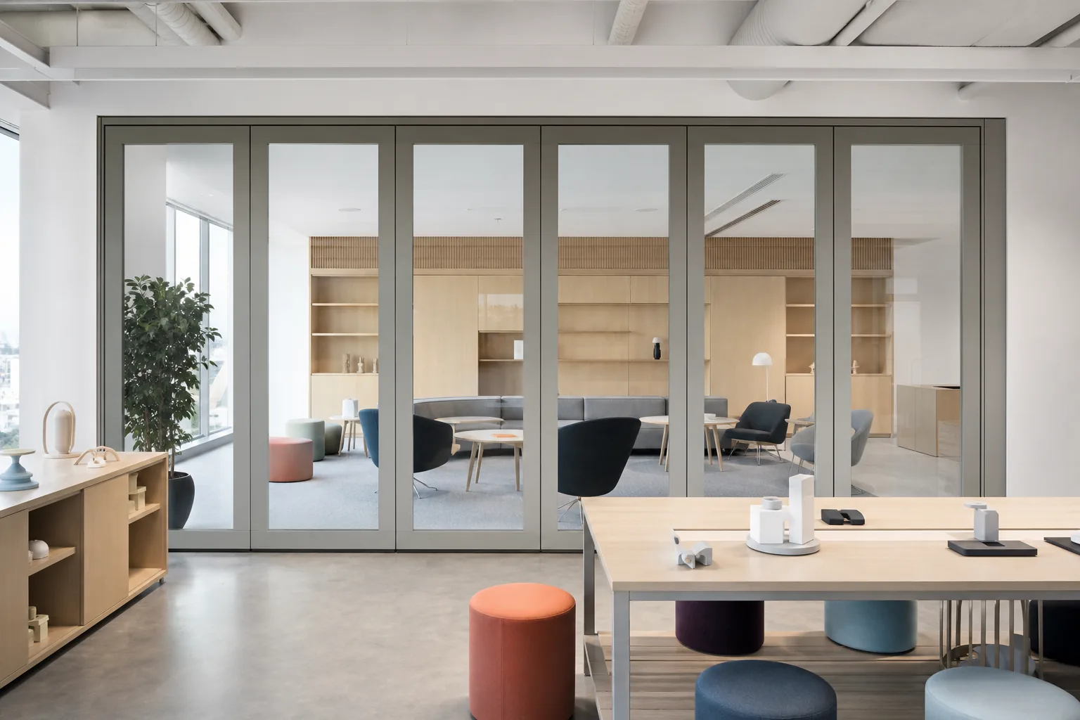 Guía de selección de pared de vidrio móvil para estudio de aprendizaje escolar — detalle de aplicación comercial, concepto explicativo de pared de vidrio móvil EBUNGE