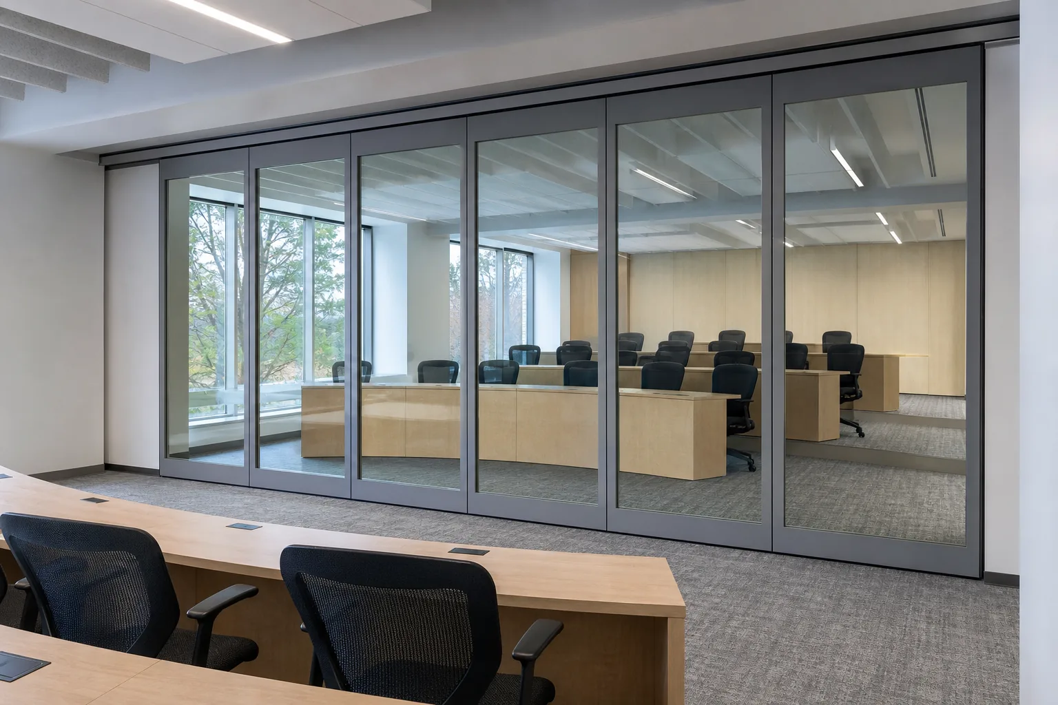 Planificación de paredes de vidrio móviles para suites de seminarios universitarios — vista de aplicación de apertura y concepto explicativo de pared de vidrio móvil EBUNGE